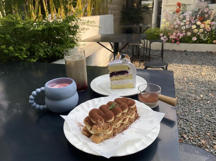 Kafe Cewek Kue yang Hits dan Estetik di Bandung