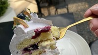 Kami memilih menu ini karena tampilannya yang cantik. Paduan vanilla dan segarnya blueberry juga menarik minat kami. Meskipun fresh cream-nya tebal menyelimuti kue bolu, tapi rasanya tak begitu manis. Foto: detikFood/Yenny Mustika Sari