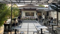 Peach of Cake berlokasi di Jalan Karangsari, Pasteur, Bandung. Lokasinya tepat berada di samping Eat Wagyu dan kalau ingin menuju Peach of Cake pasti melewati gerai tersebut. Foto: detikFood/Yenny Mustika Sari