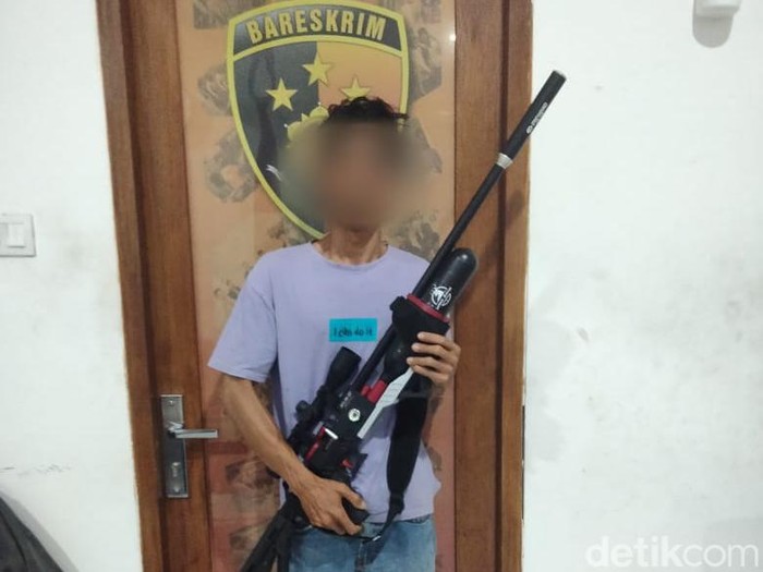Salah seorang pelaku yang menyerang polisi dalam bentrokan di Mataram, Jumat (6/10/2023) diamankan beserta senjata sebagai barang bukti.