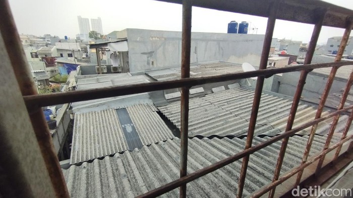 Penampakan atap lokasi maling Spiderman memanjat ke rumah warga di Tambora, Jakata Barat