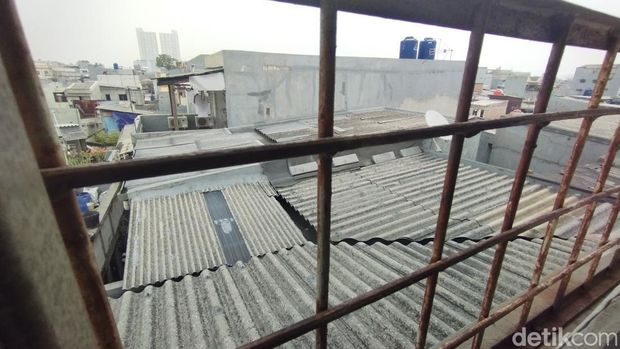 Penampakan atap lokasi maling 'Spiderman' memanjat ke rumah warga di Tambora, Jakata Barat