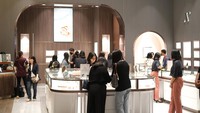 Resmi diperkenalkan pada Kamis, (28/9), Axel Vinesse Flagship Store menawarkan atmosfer yang memesona dengan konsep tematis nan eksklusif. Axel Vinesse menawarkan berbagai produk perhiasan emas dengan beragam bentuk dan desain yang memukau. Dari anting, kalung, cincin, hingga gelang, bahkan gold bar 24 karat, produk emas yang ditawarkan oleh Axel Vinesse adalah karya seni yang bermakna.