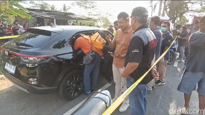 Polisi saat olah TKP penemuan jasad dalam mobil di Temon, Kulon Progo, Sabtu (7/10/2023).