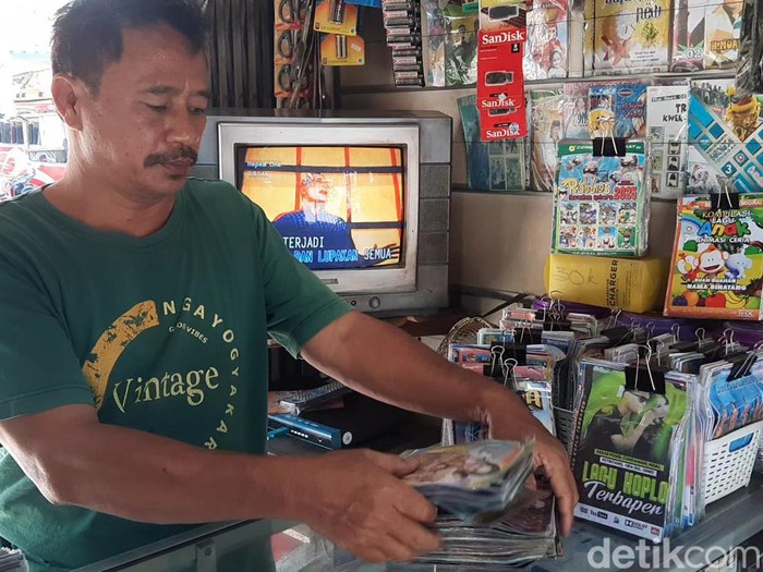 Penjual VCD bajakan di kios depan Pasar Juwana Pati, Selasa (3/10/2023).