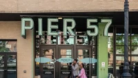 Di New York City jangan lupa mampir ke Market 57. Buka 7 hari seminggu, pasar ini punya area rooftop dengan pemandangan 360 derajat yang keren. Kalau ke sini bisa cicipi mie, kopi, hingga makanan Thailand. Foto: Brian Cicioni/Insider