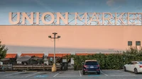 Union Market di Washington DC kerap membuat Rick bingung karena pilihan makanannya yang beragam. Di sini bahkan ada makanan khas Timur Tengah dan Afrika Utara! Foto: Brian Cicioni/Insider