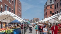 Rick bilang Boston Public Market wajib dikunjungi. Saat musim panas, terdapat banyak gerai di bagian luar. Di sini ada banyak makanan ikonik, salah satunya frappuccino yang diciptakan kios George Howell. Foto: Brian Cicioni/Insider