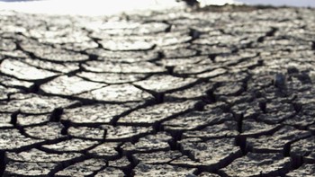 Hanya tanah retak yang tersisa di bekas genangan air di Bendungan Pejar, salah satu reservoir pasokan air utama di Goulburn, Australia. Foto: CBS News