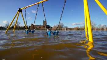 Pakar lingkungan hidup mengaitkan peningkatan jumlah banjir dengan perubahan iklim. Ini adalah Biara Tewkesbury dan taman bermain anak-anak di pertemuan Sungai Severn dan Avon dikelilingi air banjir pada 27 Februari 2020, di Tewskesbury, Inggris. Foto: CBS News