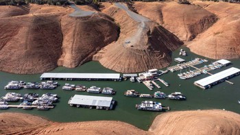 Dalam foto tanggal 11 Oktober 2021 ini, rumah perahu di Danau Oroville di Oroville, California berada jauh di bawah garis pantai lama, sebuah ilustrasi nyata tentang kekeringan bersejarah yang melanda Amerika Barat. Foto: CBS News