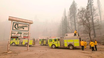 Petugas pemadam kebakaran menangani Kebakaran Creek 2020 di Pegunungan Sierra Nevada, California. Kebakaran tersebut menghanguskan lebih dari 379 ribu hektar, salah satu kebakaran hutan terbesar dalam sejarah negara bagian tersebut. Foto: CBS News