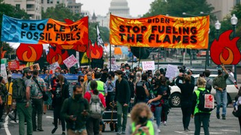 Pengunjuk rasa berbaris di luar Gedung Putih pada 12 Oktober 2021 di Washington, DC. Kelompok tersebut mendesak pemerintahan Biden untuk mengambil tindakan kebijakan yang lebih tegas terhadap krisis iklim. Foto: CBS News