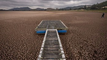 Dermaga wisata di Suesca, Kolombia, kurang dimanfaatkan karena permukaan air yang sangat rendah pada 12 Maret 2021. Menurut para ahli, kekeringan ini disebabkan oleh perubahan iklim. Foto: CBS News