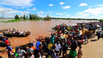 Pergeseran pola curah hujan telah menyebabkan banjir di beberapa wilayah di Kenya dan kekeringan parah di wilayah lain. Di sini, warga berkumpul dengan membawa barang-barangnya usai rumahnya terendam banjir pada Mei 2020. Foto: CBS News