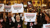 Saat Prabowo tiba, terdengar massa pendukung meneriakkan nama Prabowo hingga meneriakkan Prabowo Presiden.