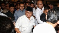 Pantauan detikcom di Hotel Kartika Chandra, Gatot Subroto, Jakarta Selatan (Jaksel), Sabtu (7/10/2023), Prabowo tiba pukul 14.10 WIB. Ia terlihat didampingi oleh Sekjen Partai Gerindra Ahmad Muzani.