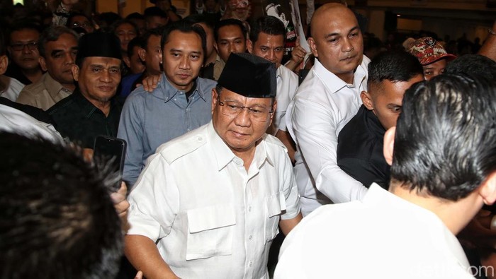 Bakal Calon Presiden Prabowo Subianto memberikan sambutan di depan para relawan di Hotel Kartika Chandra, Jakarta, Sabtu (7/10/2023).
