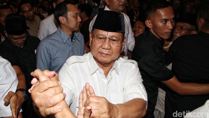 Bakal Calon Presiden Prabowo Subianto memberikan sambutan di depan para relawan di Hotel Kartika Chandra, Jakarta, Sabtu (7/10/2023).