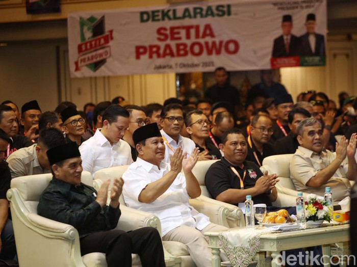 Bakal Calon Presiden Prabowo Subianto memberikan sambutan di depan para relawan di Hotel Kartika Chandra, Jakarta, Sabtu (7/10/2023).