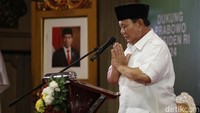 Prabowo terlihat mengenakan pakaian baju safari warna putih.