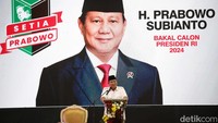 Bakal Calon Presiden Prabowo Subianto memberikan sambutan di depan para relawan di Hotel Kartika Chandra, Jakarta, Sabtu (7/10/2023).