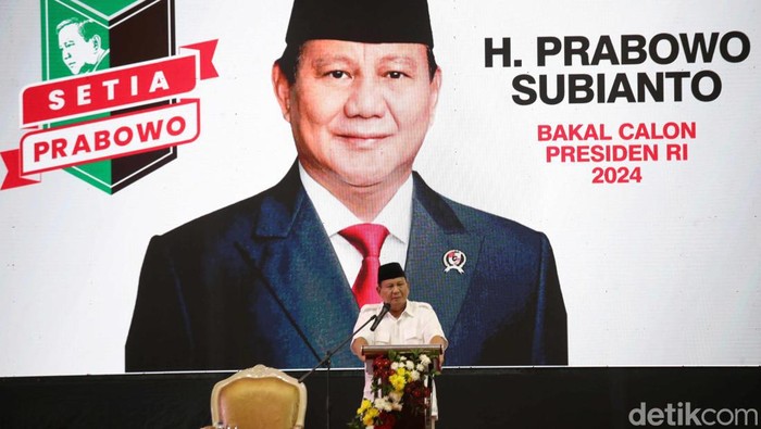 Bakal Calon Presiden Prabowo Subianto memberikan sambutan di depan para relawan di Hotel Kartika Chandra, Jakarta, Sabtu (7/10/2023).