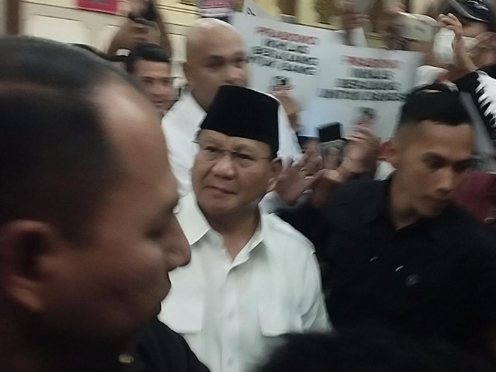 Bakal capres sekaligus Ketum Partai Gerindra Prabowo Subianto menghadiri acara deklarasi relawan pendukungnya. Pendukung itu tergabung dalam relawan Setia Prabowo.