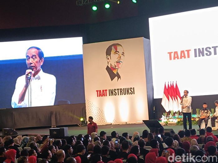 Presiden Jokowi di hadapan relawan (Rizky Adha Mahendra/detikcom) Presiden Jokowi di hadapan relawan (Rizky Adha Mahendra/detikcom)