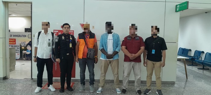 Proses deportasi dua WNA melalui Bandara I Gusti Ngurah Rai, Sabtu (7/10/2023). (Istimewa)
