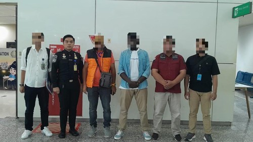 Proses deportasi dua WNA melalui Bandara I Gusti Ngurah Rai, Sabtu (7/10/2023). (Istimewa)