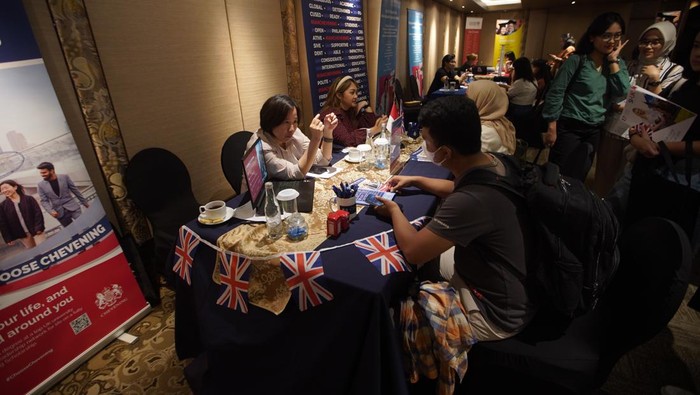 (Ki-Ka) Country Manager of SI-UK Indonesia, Andrew Sutedjo, Representative from British Embassy Jakarta for Chevening Scholarship Program and Alumni Coordinator, Vonny Lisayani, Representative from British Council, Head of Education, Muhaimin Syamsuddin, The Country Director of SI-UK Indonesia, Gianti Atmojo, dan The Global Business Development Manager of SI-UK, Pradeep Adhikari, pada acara Opening Ceremony Study in UK Expo 2023.