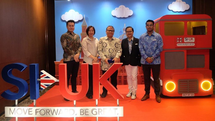Ratusan Pelajar Berebut Informasi untuk Belajar di Inggris (Ki-Ka) Country Manager of SI-UK Indonesia, Andrew Sutedjo, Representative from British Embassy Jakarta for Chevening Scholarship Program and Alumni Coordinator, Vonny Lisayani, Representative from British Council, Head of Education, Muhaimin Syamsuddin, The Country Director of SI-UK Indonesia, Gianti Atmojo, dan The Global Business Development Manager of SI-UK, Pradeep Adhikari, pada acara Opening Ceremony Study in UK Expo 2023.