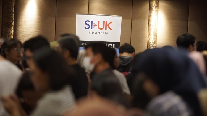 (Ki-Ka) Country Manager of SI-UK Indonesia, Andrew Sutedjo, Representative from British Embassy Jakarta for Chevening Scholarship Program and Alumni Coordinator, Vonny Lisayani, Representative from British Council, Head of Education, Muhaimin Syamsuddin, The Country Director of SI-UK Indonesia, Gianti Atmojo, dan The Global Business Development Manager of SI-UK, Pradeep Adhikari, pada acara Opening Ceremony Study in UK Expo 2023.