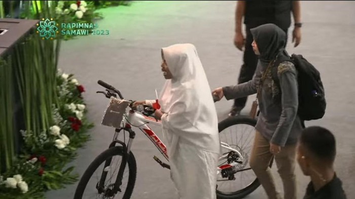 Relawan pemenang kuis dari Presiden Jokowi diberi hadiah sepeda (dok. screen shot).