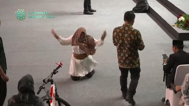 Relawan pemenang kuis dari Presiden Jokowi diberi hadiah sepeda (dok. screen shot).