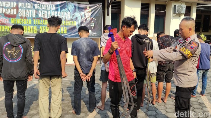 Petugas Polsek Gayamsari menunjukkan senjata tajam yang diamankan dari sekelompok remaja