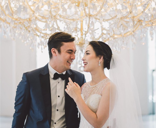 Rendy Kjaernett dan Lady Nayoan sepakat untuk rujuk kembali setelah sempat akan bercerai. Pasangan selebriti ini bahkan sudah menjalani pengukuhan pernikahan setelah rujuk. Foto: Instagram @rendykjaernett1 @ladynayoan @wusisters.collection @byantonius