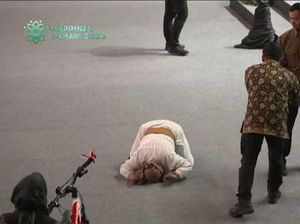 Sujud Syukur Ibu-ibu Asal Jambi Dapat Sepeda dari Jokowi Usai Jawab Kuis