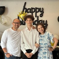 Rossa dan Yoyo PADI menikah pada 2004 dan secara mengejutkan resmi bercerai pada 2009. Meski sudah lama berpisah, keduanya menjadi contoh co-parenting yang solid. Mereka tetap menjaga komunikasi baik demi putra semata wayang, Rizky Langit Ramadhan. Foto: Instagram@yoyoprasetyo29