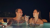 Salah satunya ketika kedua pasangan tersebut lagi seru minum di kolam renang. Foto: Instagram @ladynayoan