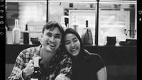 Selain memberi kue ulang tahun, Rendy  Kjaernett juga merayakan momen ulang tahun sang istri di sebuah restoran. Foto: Instagram @ladynayoan
