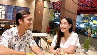 Seru! Rendy dan sang istri pun terlihat romantis menikmati secangkir teh hangat di kafe. Foto: Instagram @ladynayoan