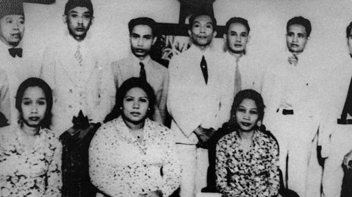 Sanusi Pane (kelima dari kiri) bersama peserta lainnya di Kongres Bahasa Indonesia (Foto: Dok. Museum Sumpah Pemuda).