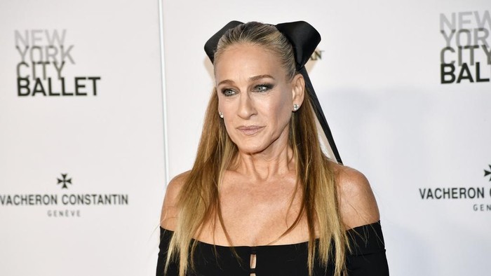 Sarah Jessica Parker, kiri, dan Matthew Broderick menghadiri New York City Ballet Fall Fashion Gala di Teater David H. Koch pada Kamis, 5 Oktober 2023, di New York.