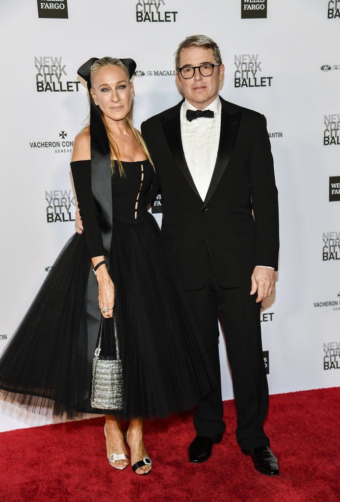 Sarah Jessica Parker, kiri, dan Matthew Broderick menghadiri New York City Ballet Fall Fashion Gala di Teater David H. Koch pada Kamis, 5 Oktober 2023, di New York.