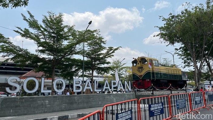 Monumen lokomotif Diesel D 301 76 yang dipamerkan di Stasiun Solo Balapan mulai Sabtu (7/10/2023).