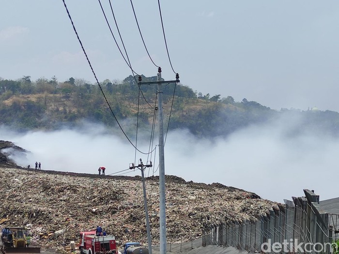 Suasana kebakaran di TPA Jatibarang, Semarang, Sabtu (7/10/2023) siang.