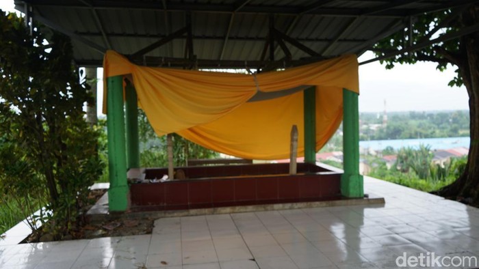 Suasana Makam Kubah Terbang di atas bukti kecil, di kawasan Perumahan Bumi Serdang Damai, Desa Sigara-gara, Kecamatan Delitua, Kabupaten Deli Serdang. (Goklas Wisely/detikSumut).