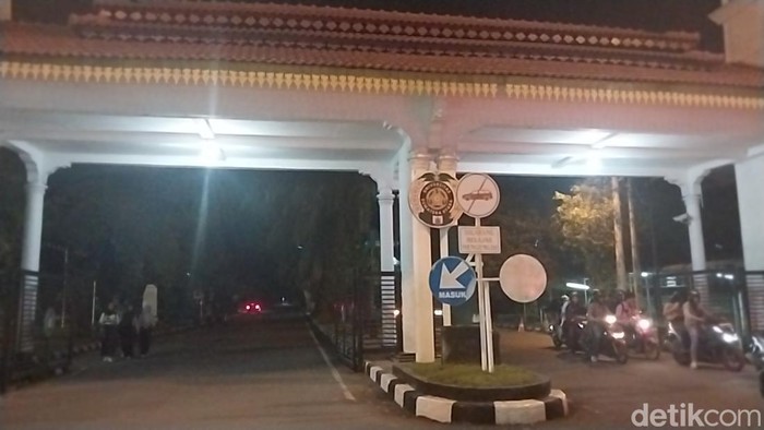 Suasana pintu 4 USU pada malam hari. (Foto: Finta Rahyuni/detikSumut)